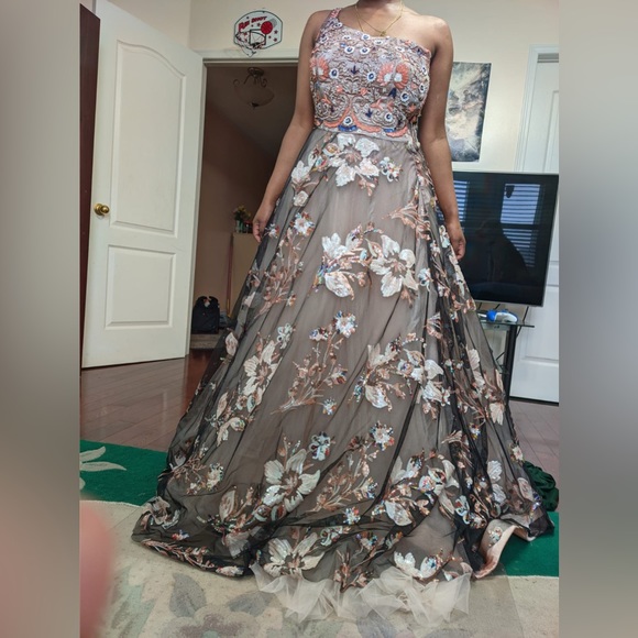 Beautiful sequins gown for reception or evening wear - Picture 4 of 4